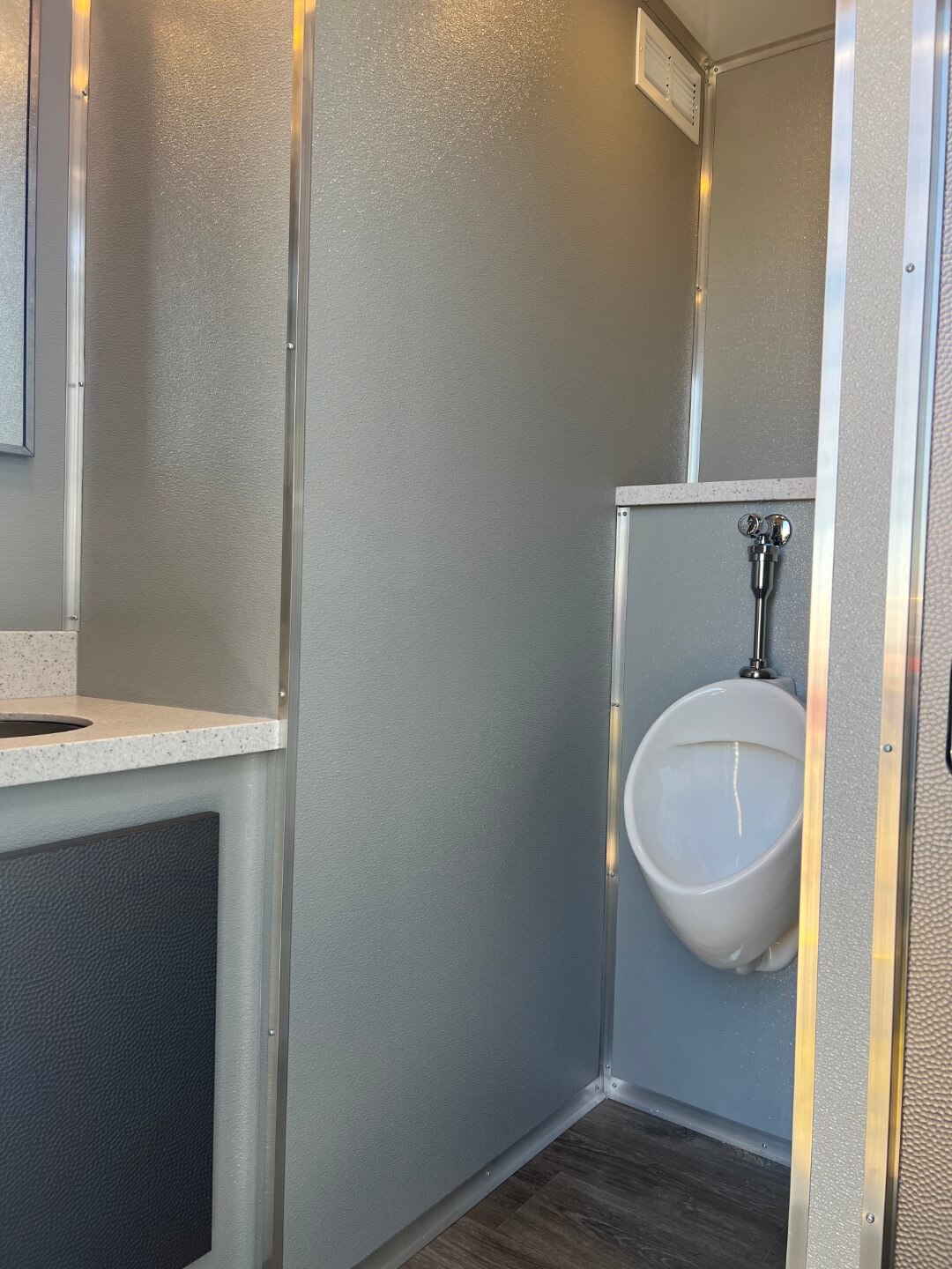 14-foot-3-stall-04